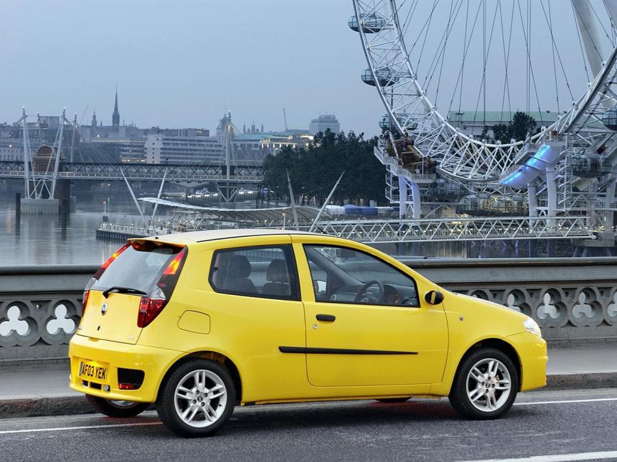  Fiat Punto Sporting 2003 года  (UK) (фото 2 из 8)